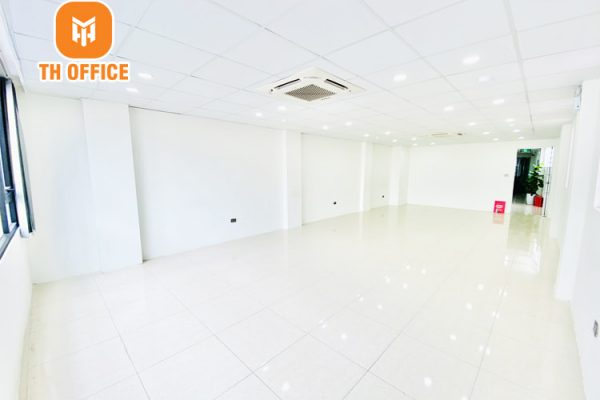 http://Văn%20phong%20có%20diện%20tích%20trống%20rộng%2080m2%20có%20ánh%20sáng%20tự%20nhiên%20chiếu%20vào